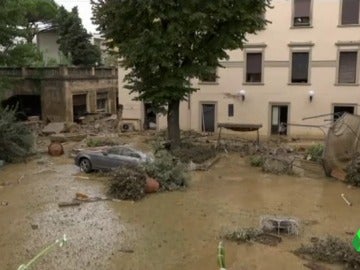 Buscan a los dos desaparecidos en La Toscana tras las inundaciones por el temporal Buscan a los dos desaparecidos en La Toscana tras las inundaciones por el temporal