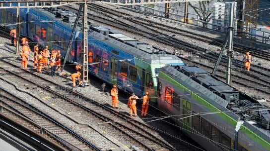 Vista de un tren regional despu&eacute;s de que descarrilara a las afueras de Berna, Suiza