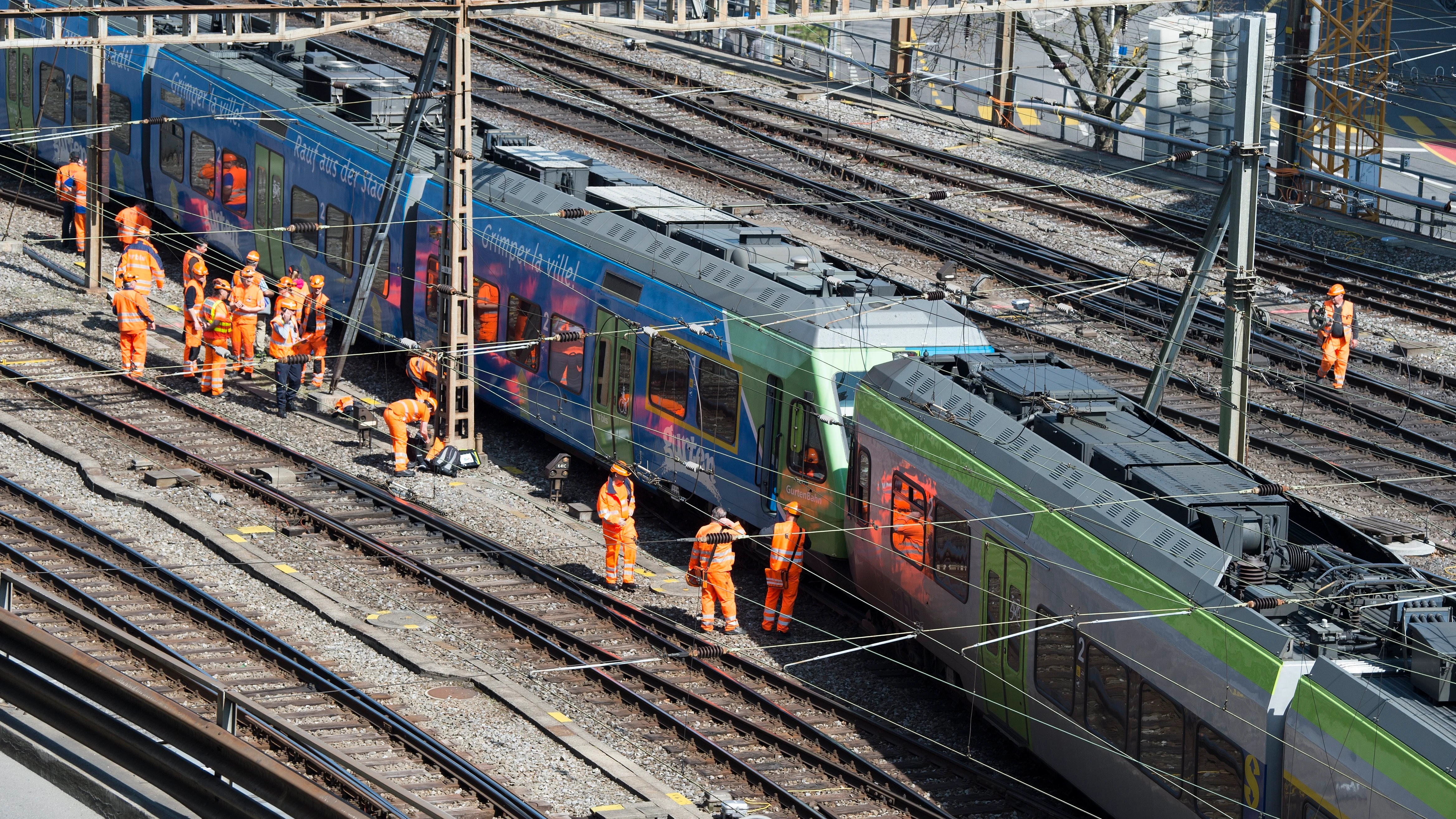 Vista de un tren regional después de que descarrilara a las afueras de Berna, Suiza