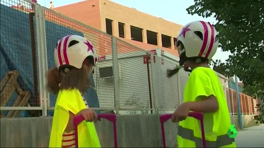 Dos niños asistiendo a su colegio en obras con casco y chaleco Dos niños asistiendo a su colegio en obras con casco y chaleco