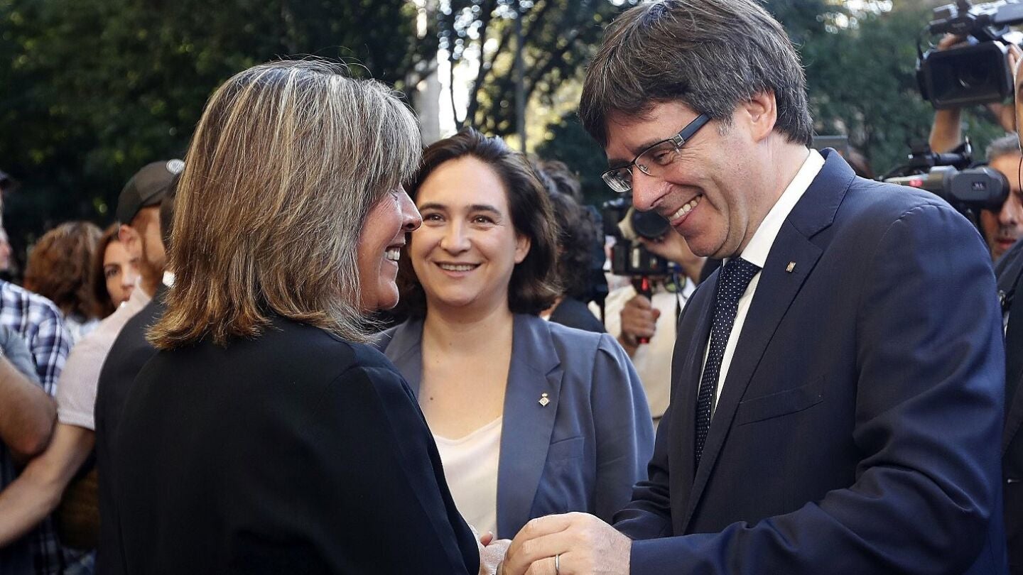 Mar&iacute;n, alcaldesa de Hospitallet, Colau, alcaldesa de Barcelona y Puigdemont, presidente de la Generalitat