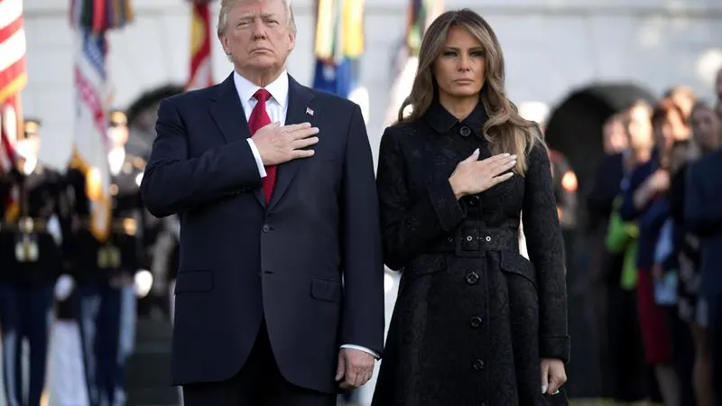 Donald Trump y Melania Trump durante el momento de silencio en recuerdo de las víctimas del 11-S