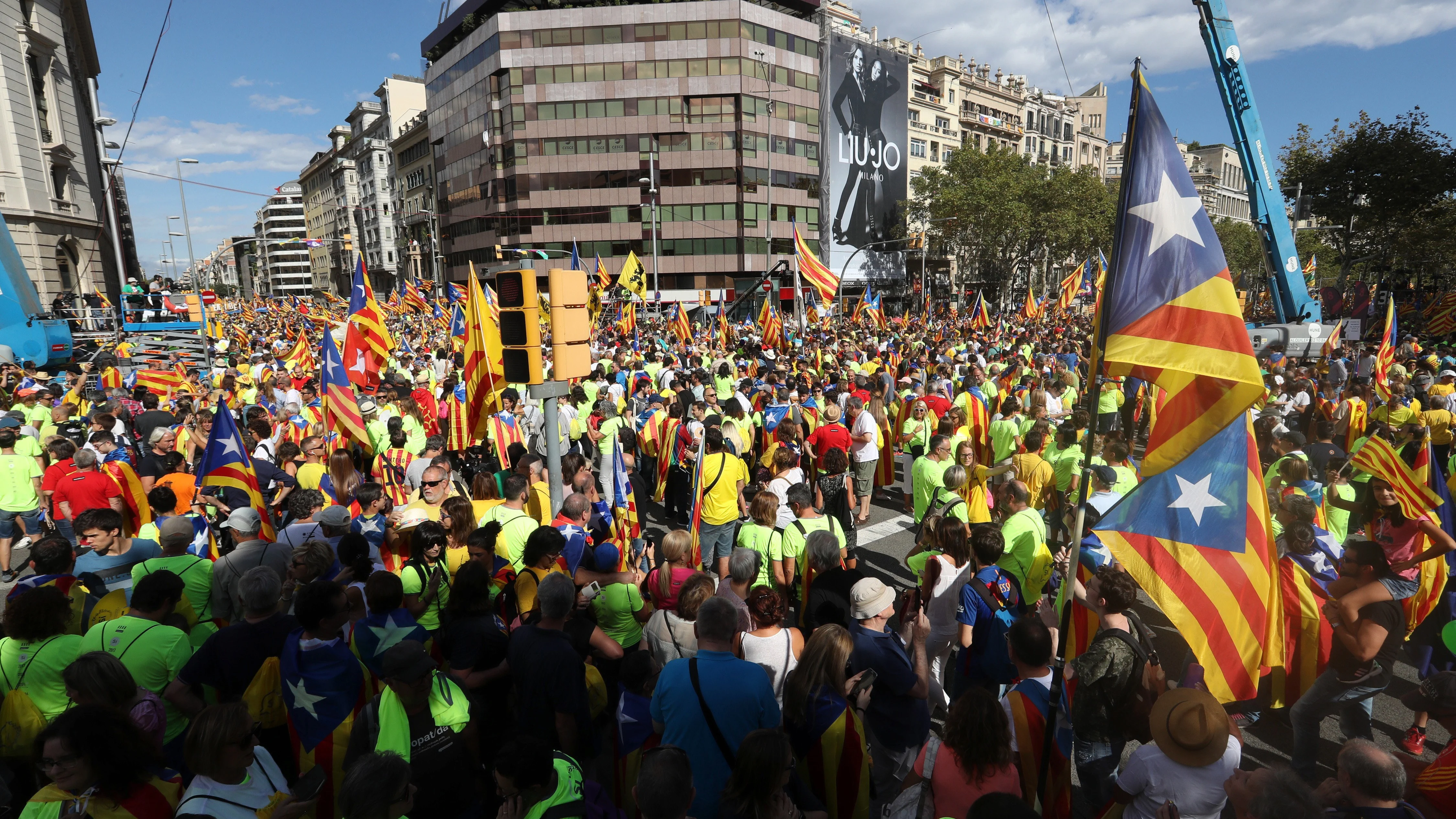 Vista de la calle Aragón con el Paseo de Gracia de Barcelona durante la