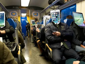 ¿Por qué nos gusta tener miles de amigos en redes sociales pero nos incomoda hablar con desconocidos? ¿Por qué nos gusta tener miles de amigos en redes sociales pero nos incomoda hablar con desconocidos?