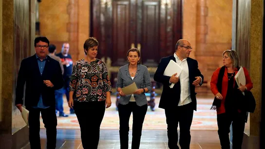 La presidenta del Parlament de Cataluña, Forcadell con su vicepresidente, Ginó, y los secretarios La presidenta del Parlament de Cataluña, Forcadell con su vicepresidente, Ginó, y los secretarios