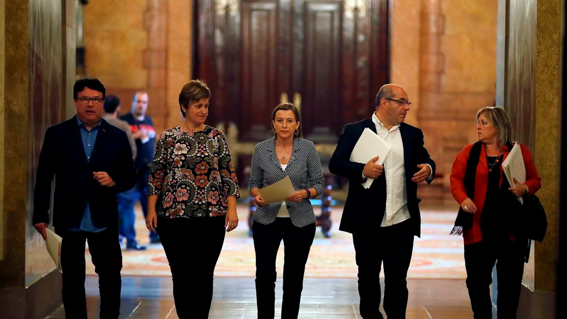 La presidenta del Parlament de Cataluña, Forcadell con su vicepresidente, Ginó, y los secretarios