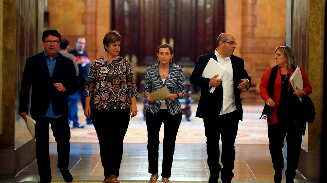 La presidenta del Parlament de Cataluña, Forcadell con su vicepresidente, Ginó, y los secretarios