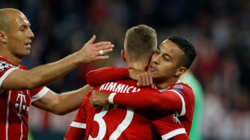 Thiago celebra su gol al Anderlecht con sus compañeros del Bayern