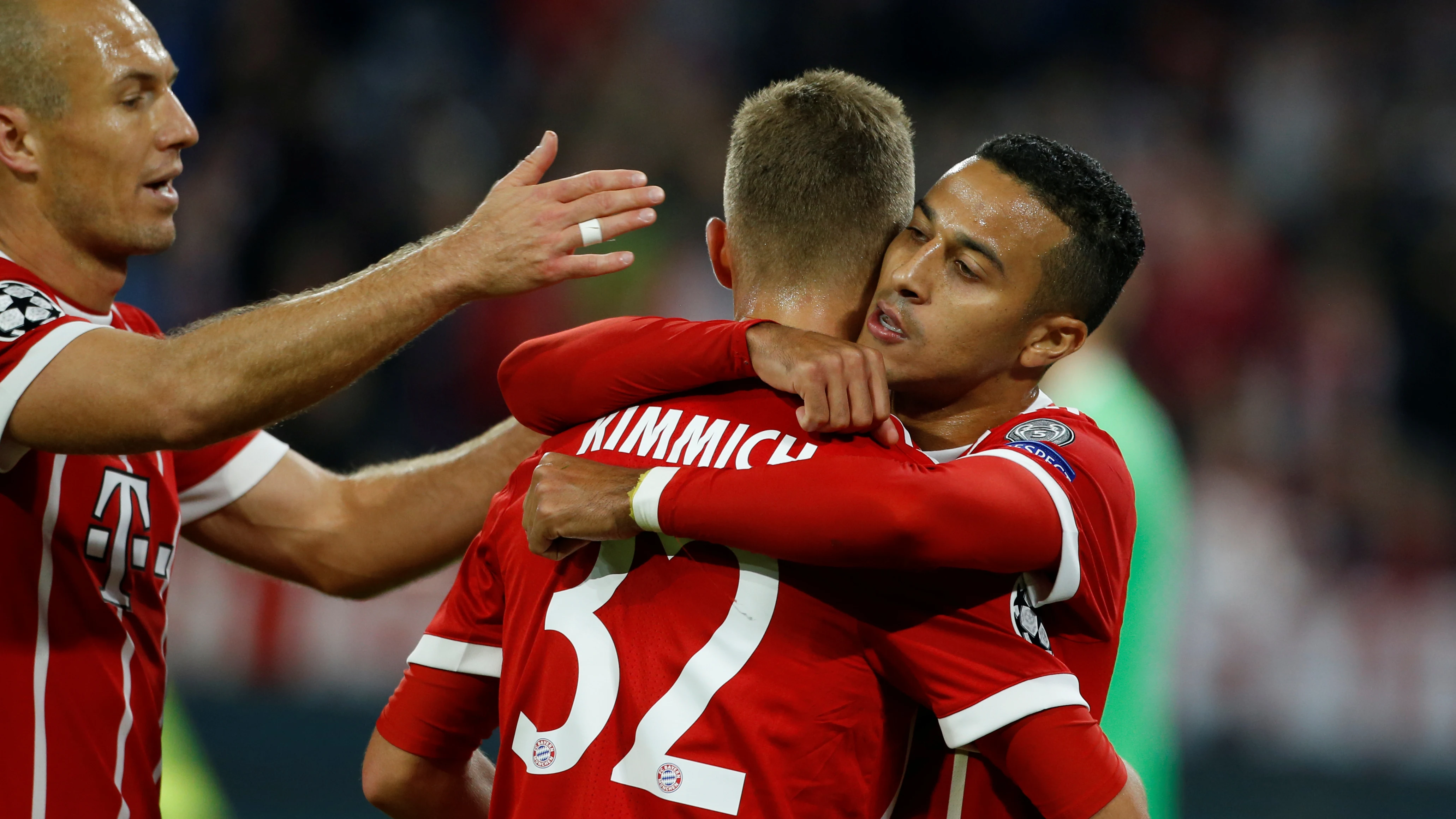 Thiago celebra su gol al Anderlecht con sus compañeros del Bayern