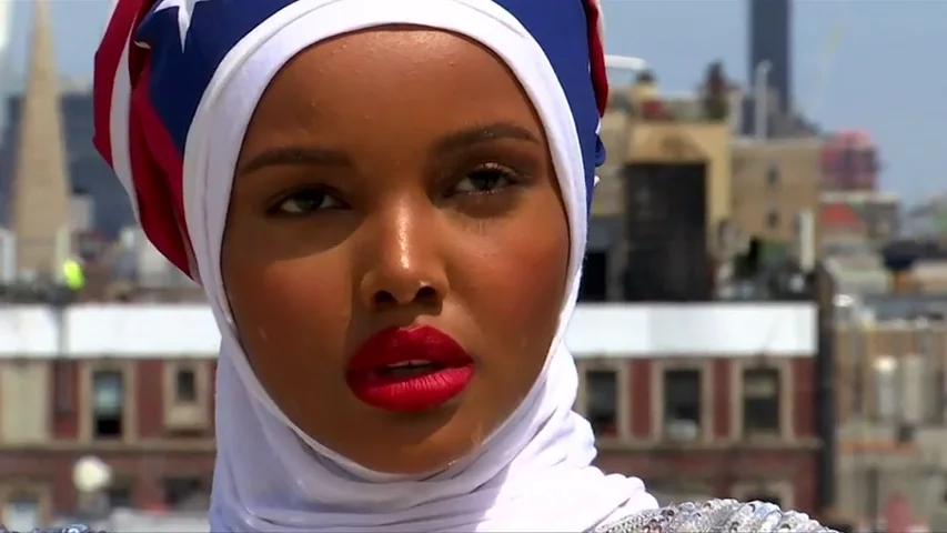 Halima Aden, la primera modelo en llevar el hijab a las pasarelas