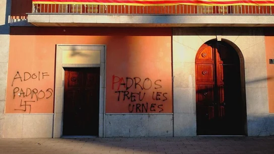 Pintadas contra la alcaldesa en el ayuntamiento de Palau-Solità i Plegamans Pintadas contra la alcaldesa en el ayuntamiento de Palau-Solità i Plegamans