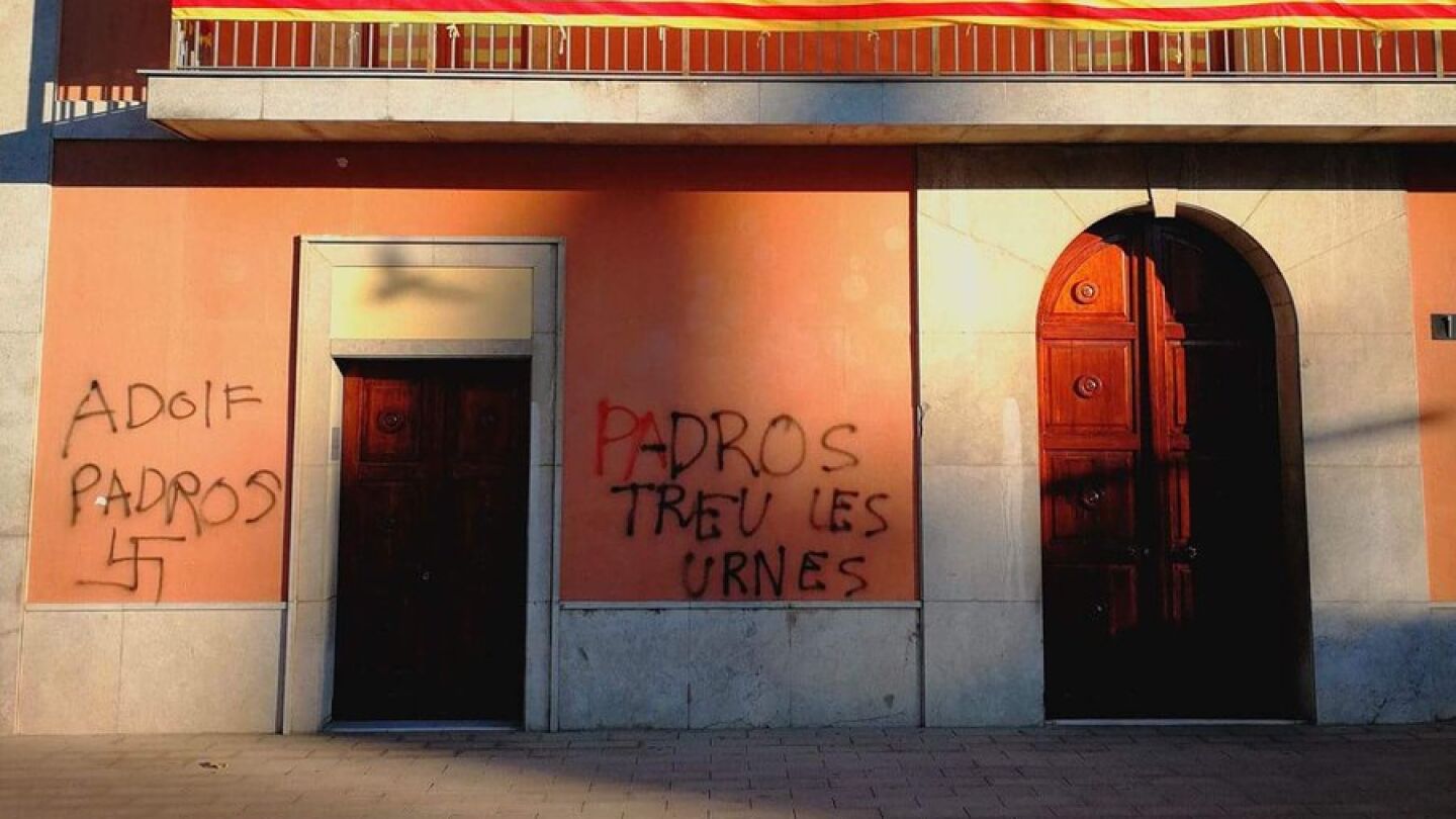 Pintadas contra la alcaldesa en el ayuntamiento de Palau-Solit&agrave; i Plegamans