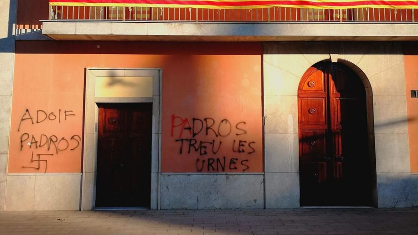 Pintadas contra la alcaldesa en el ayuntamiento de Palau-Solità i Plegamans Pintadas contra la alcaldesa en el ayuntamiento de Palau-Solità i Plegamans