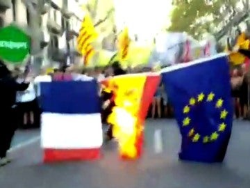 Queman en Barcelona banderas de Francia, España y la UE Queman en Barcelona banderas de Francia, España y la UE