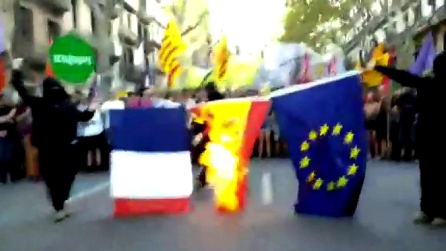 Queman en Barcelona banderas de Francia, España y la UE