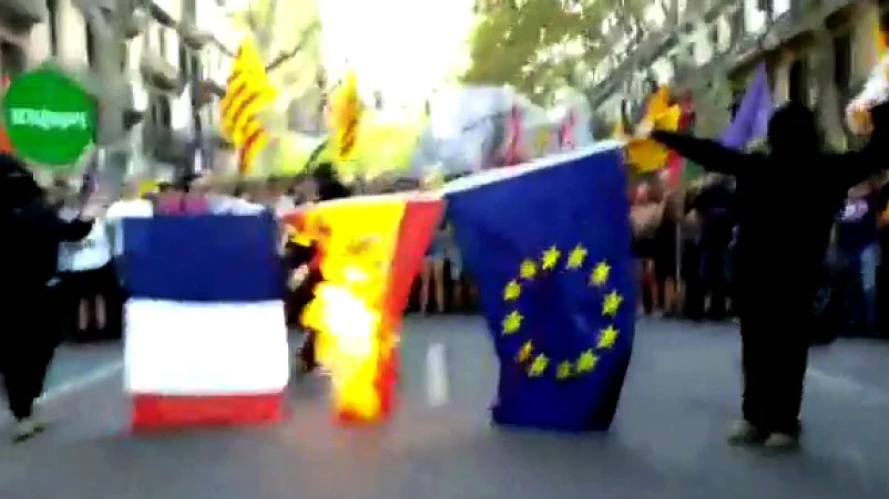 Queman en Barcelona banderas de Francia, España y la UE Queman en Barcelona banderas de Francia, España y la UE