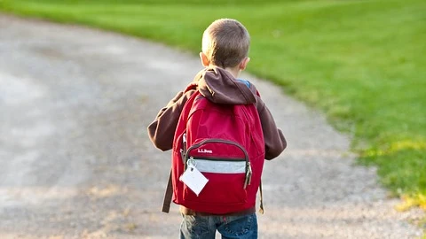 Un niño asistiendo a clase