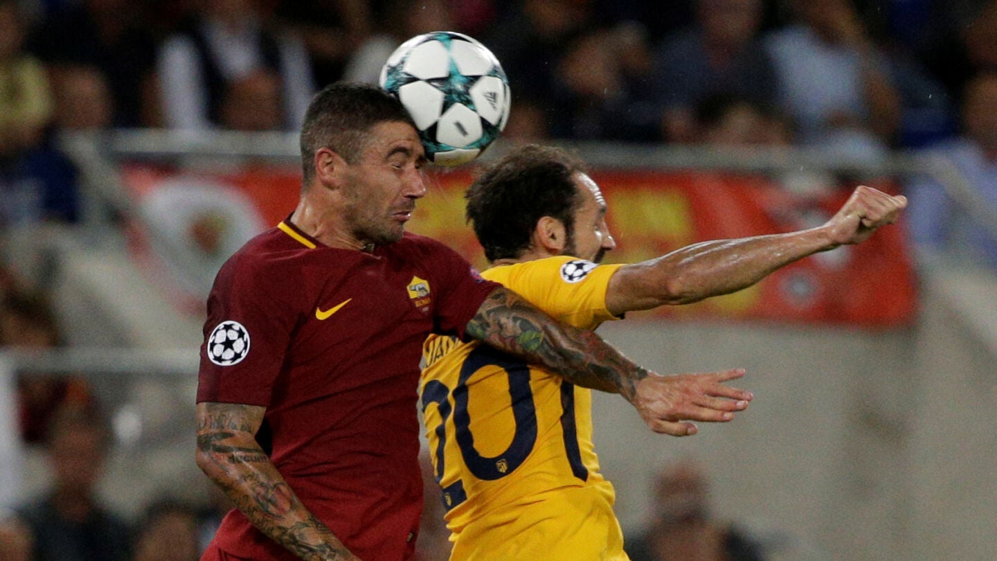 Juanfran pelea un bal&oacute;n por alto con Dzeko