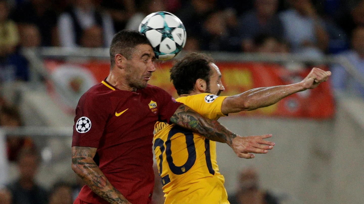 Juanfran pelea un balón por alto con Dzeko Juanfran pelea un balón por alto con Dzeko