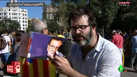 Edu Galán, de la revista 'Mongolia', hizo su propio referéndum en Cataluña Edu Galán, de la revista 'Mongolia', hizo su propio referéndum en Cataluña