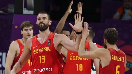 Marc Gasol celebra con sus compa&ntilde;eros una canasta ante Alemania