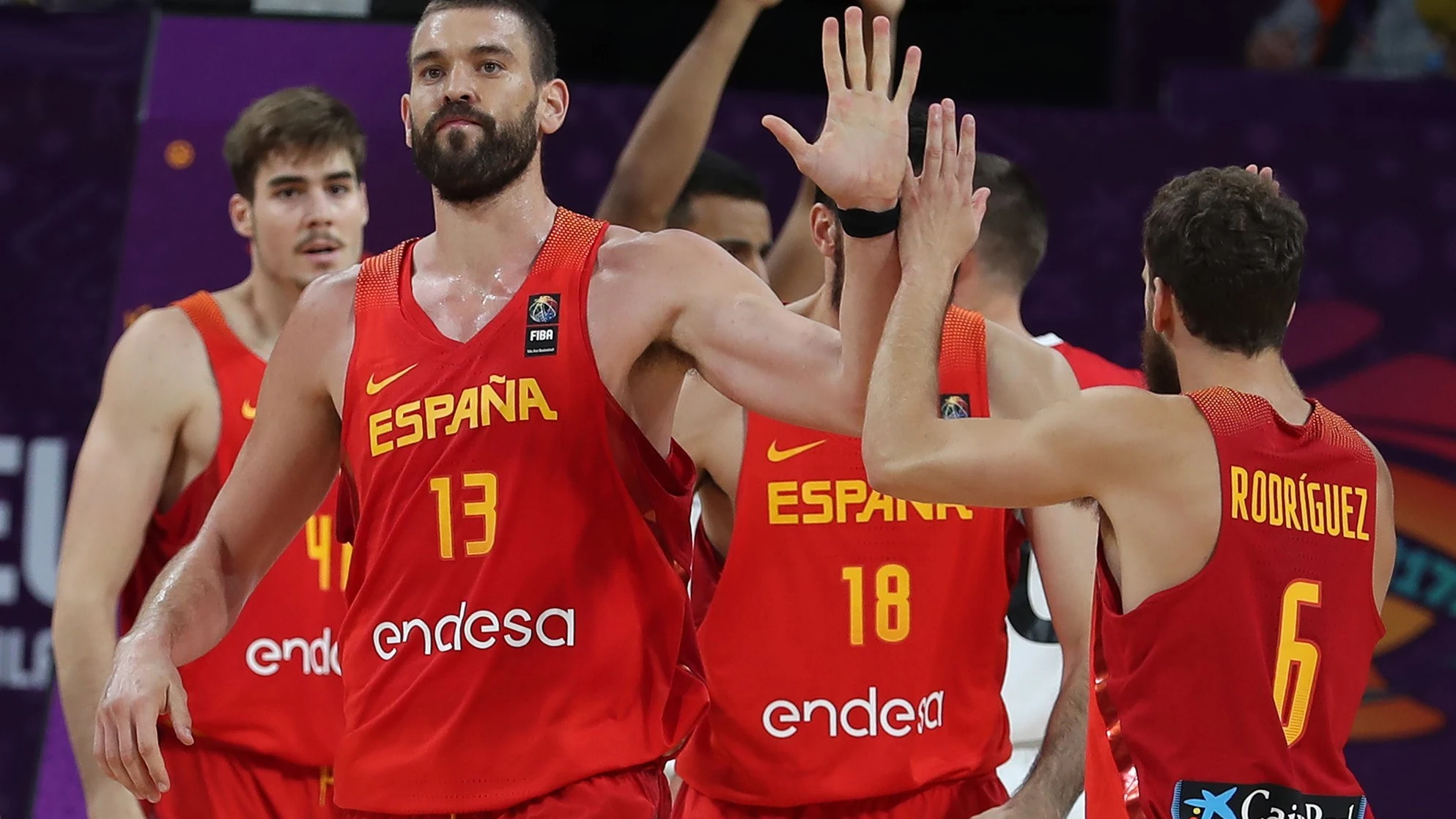 Marc Gasol celebra con sus compañeros una canasta ante Alemania