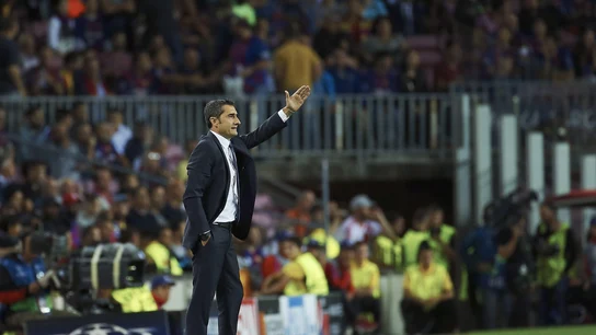 Ernesto Valverde da indicaciones desde la banda del Camp Nou Ernesto Valverde da indicaciones desde la banda del Camp Nou