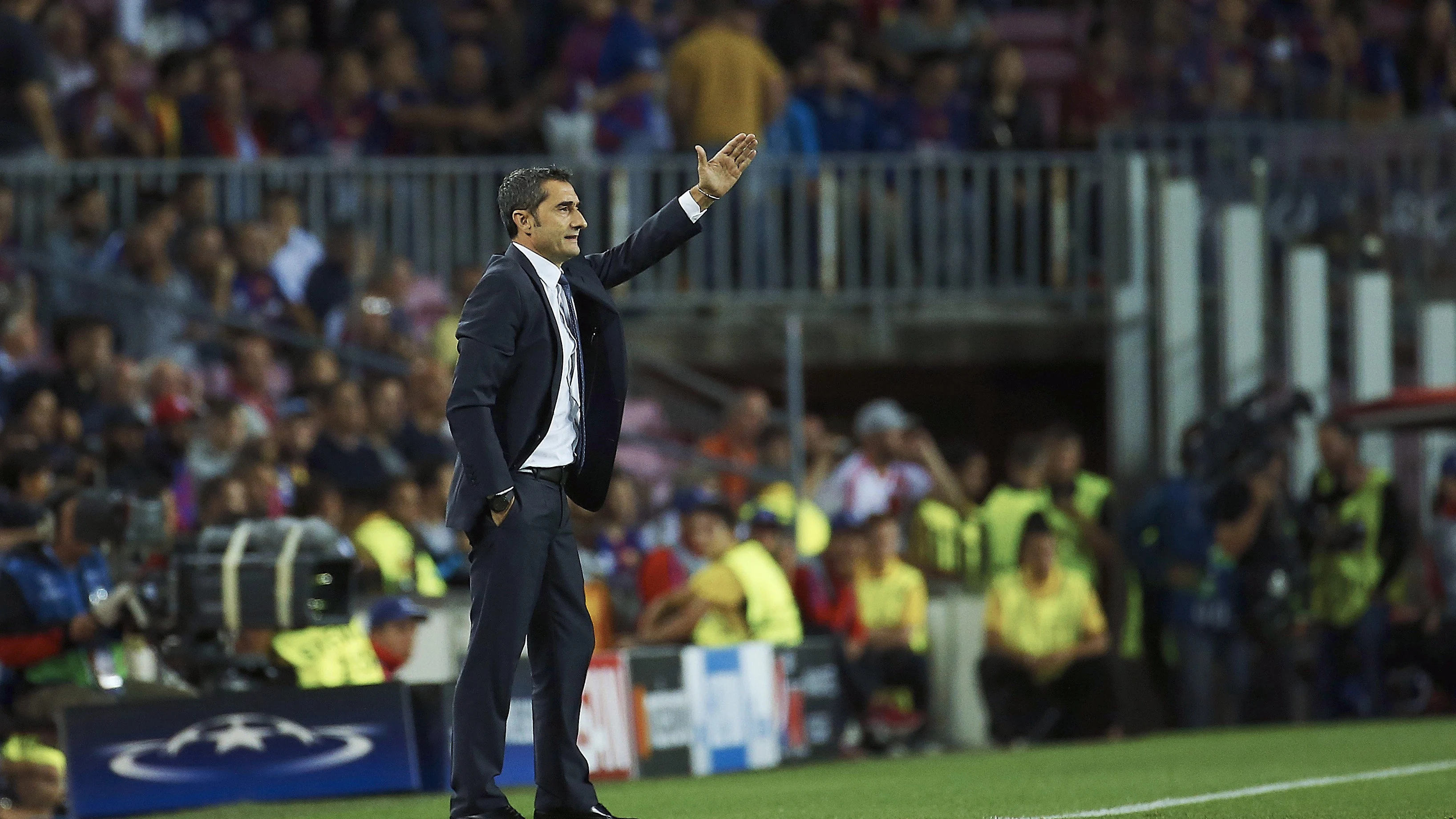 Ernesto Valverde da indicaciones desde la banda del Camp Nou