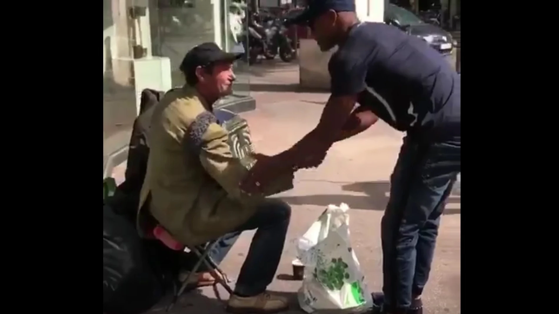 Patrice Evra reparte comida entre los más necesitados en Marsella