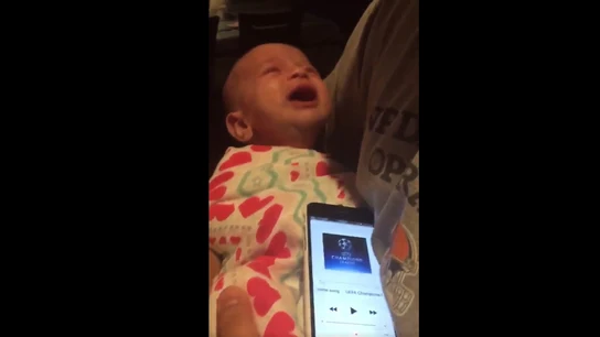 El bebé que deja de llorar al escuchar el himno de la Champions El bebé que deja de llorar al escuchar el himno de la Champions