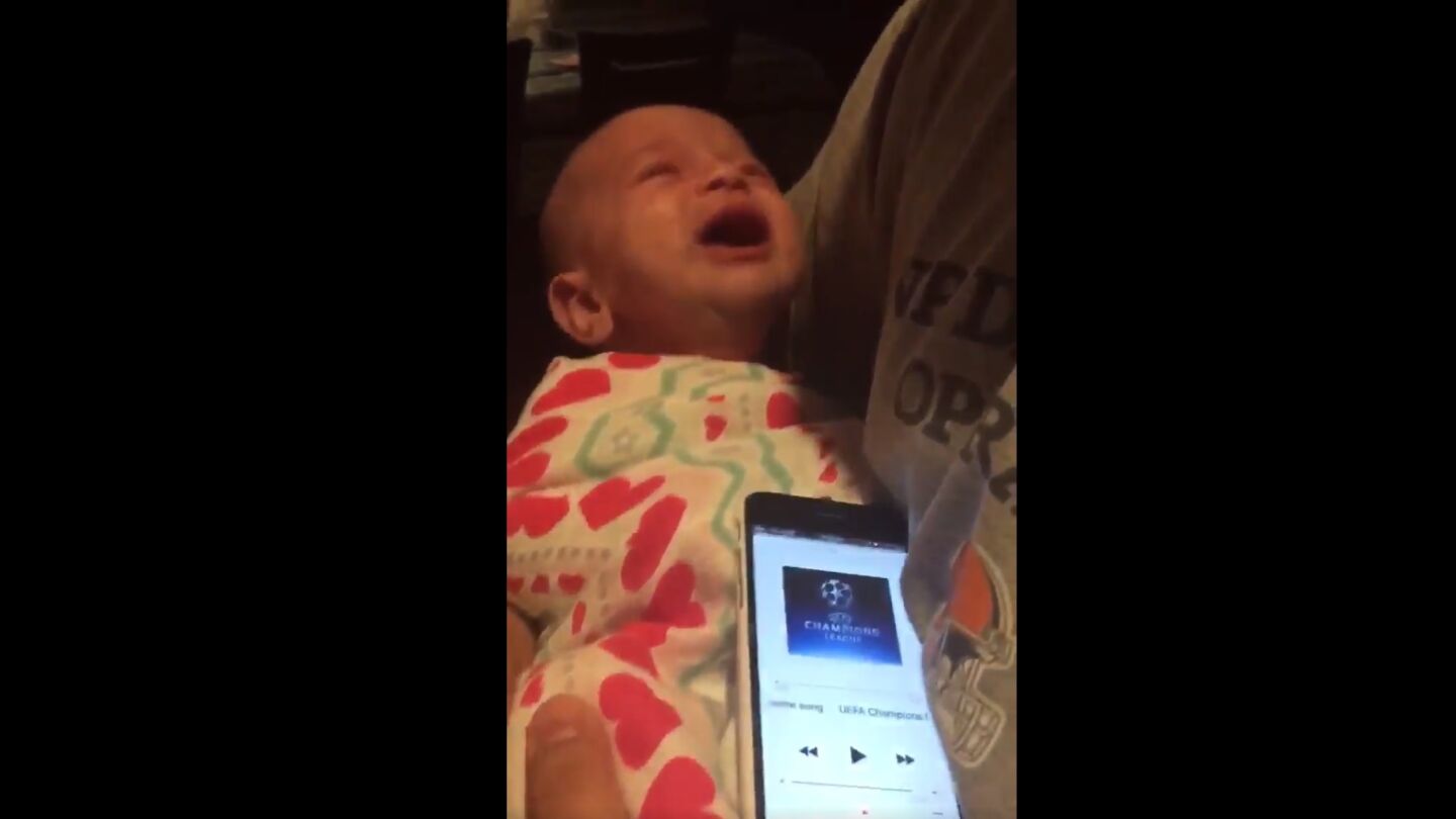 El beb&eacute; que deja de llorar al escuchar el himno de la Champions