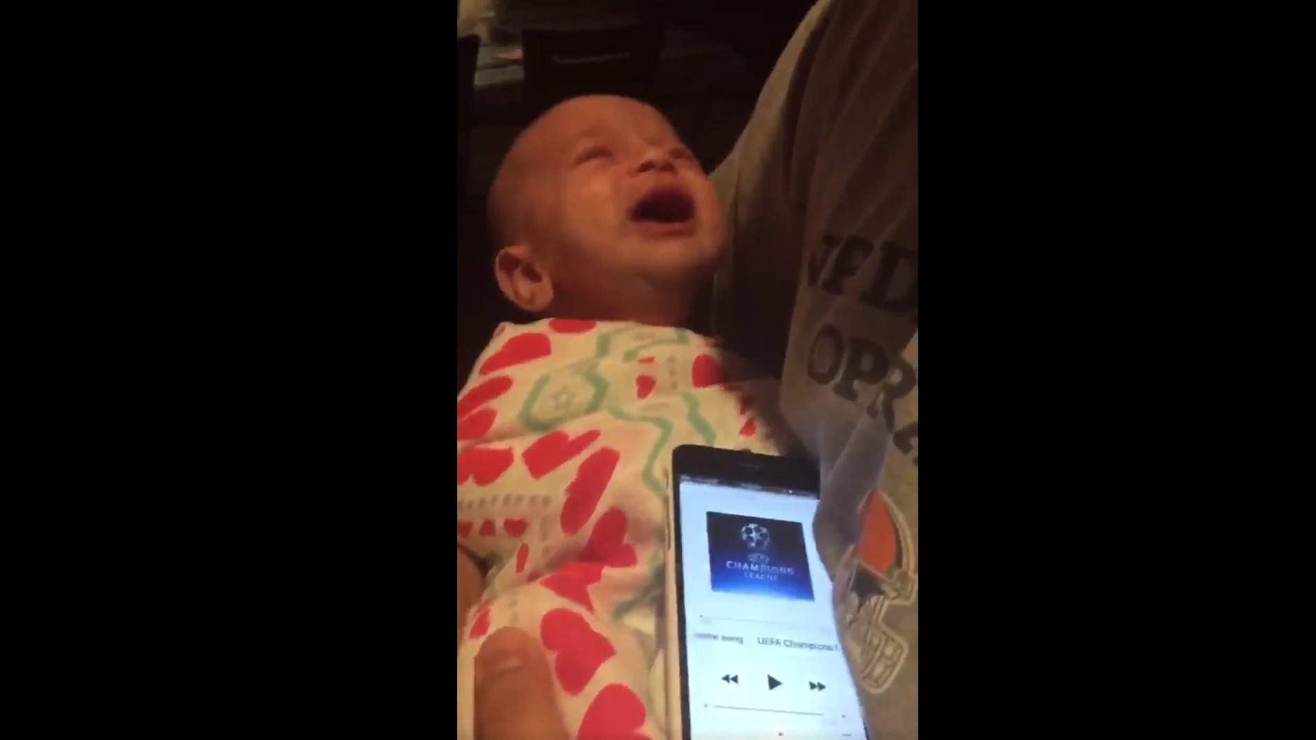 El bebé que deja de llorar al escuchar el himno de la Champions