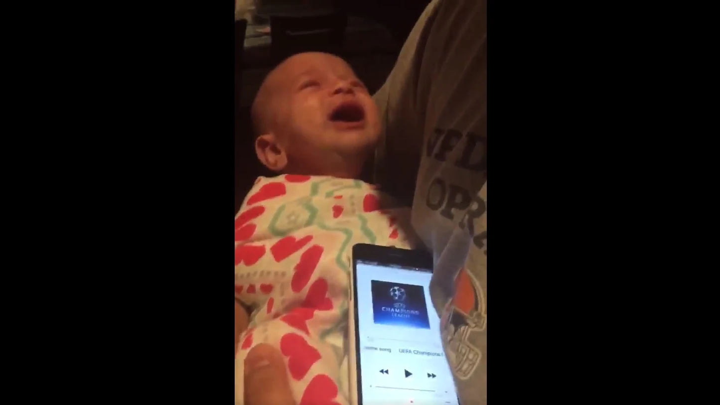 El bebé que deja de llorar al escuchar el himno de la Champions
