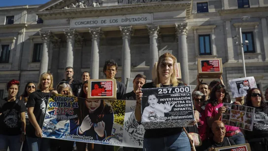 Entrega en el Congreso de más de 257.400 firmas para pedir que se aumente la inversión en la investigación sobre el cáncer infantil Entrega en el Congreso de más de 257.400 firmas para pedir que se aumente la inversión en la investigación sobre el cáncer infantil