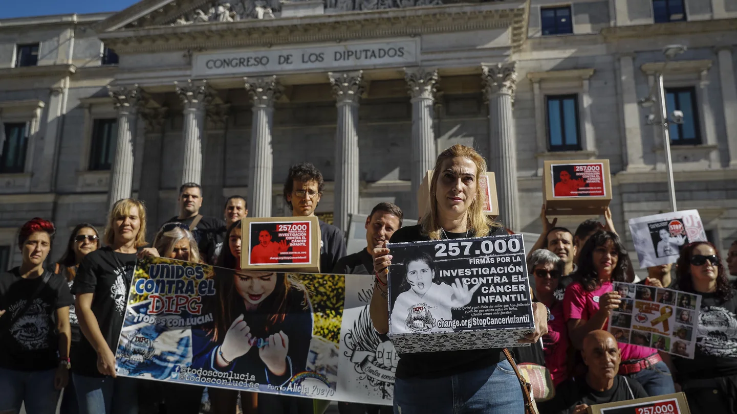 Entrega en el Congreso de más de 257.400 firmas para pedir que se aumente la inversión en la investigación sobre el cáncer infantil Entrega en el Congreso de más de 257.400 firmas para pedir que se aumente la inversión en la investigación sobre el cáncer infantil