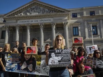 Entrega en el Congreso de más de 257.400 firmas para pedir que se aumente la inversión en la investigación sobre el cáncer infantil Entrega en el Congreso de más de 257.400 firmas para pedir que se aumente la inversión en la investigación sobre el cáncer infantil