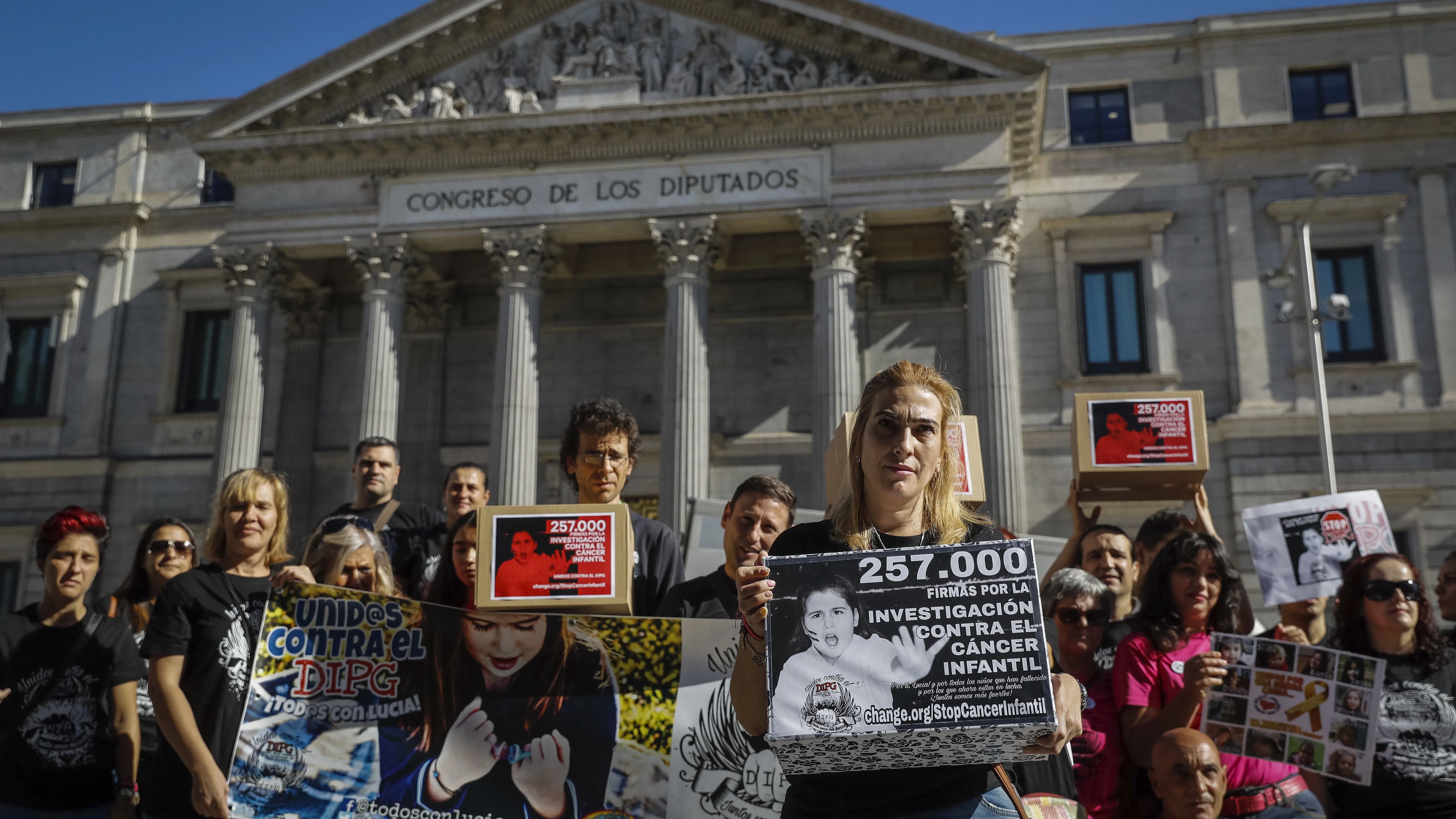 Entrega en el Congreso de más de 257.400 firmas para pedir que se aumente la inversión en la investigación sobre el cáncer infantil