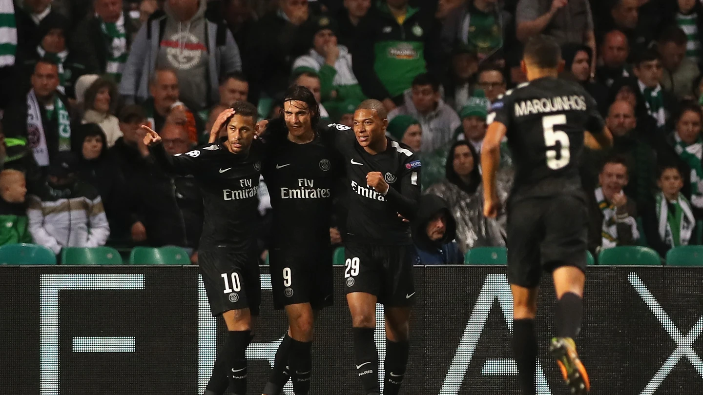 Mbappé, Cavani y Neymar celebran un gol del PSG Mbappé, Cavani y Neymar celebran un gol del PSG
