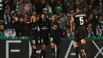 Mbappé, Cavani y Neymar celebran un gol del PSG