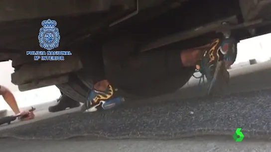 El angustioso rescate de un menor atrapado en los bajos de un autobús para cruzar el Estrecho El angustioso rescate de un menor atrapado en los bajos de un autobús para cruzar el Estrecho