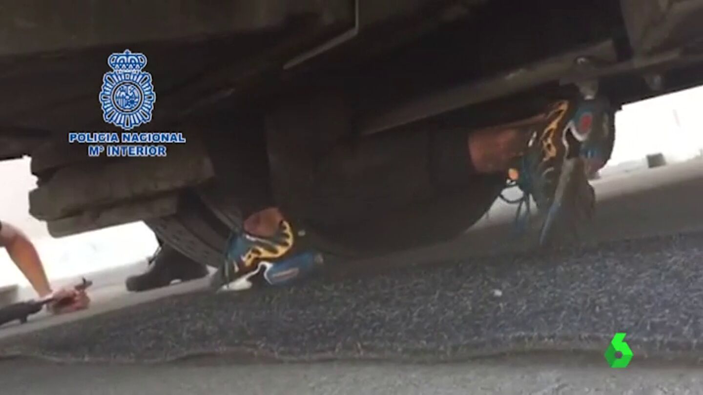 El angustioso rescate de un menor atrapado en los bajos de un autob&uacute;s para cruzar el Estrecho 