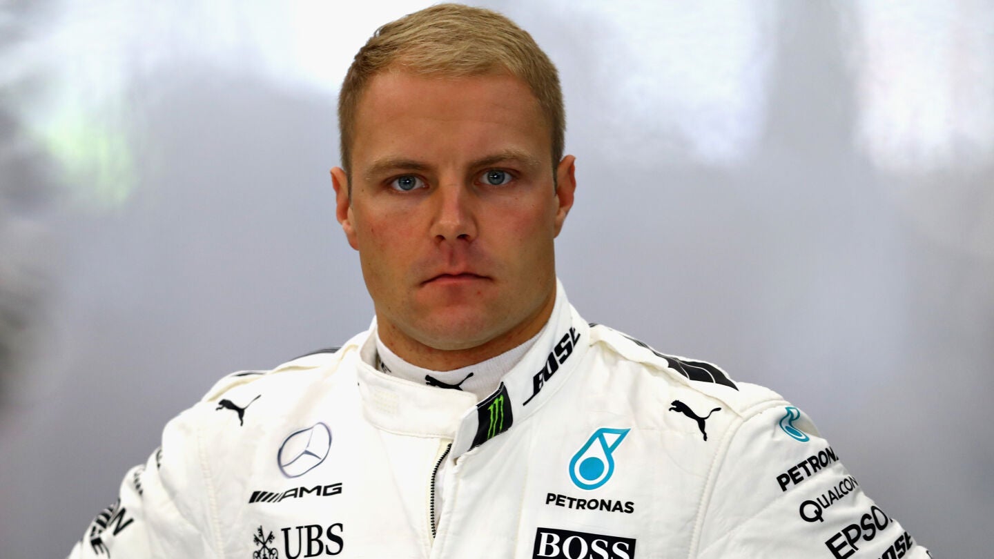 Valtteri Bottas, pensativo antes de una carrera con Mercedes