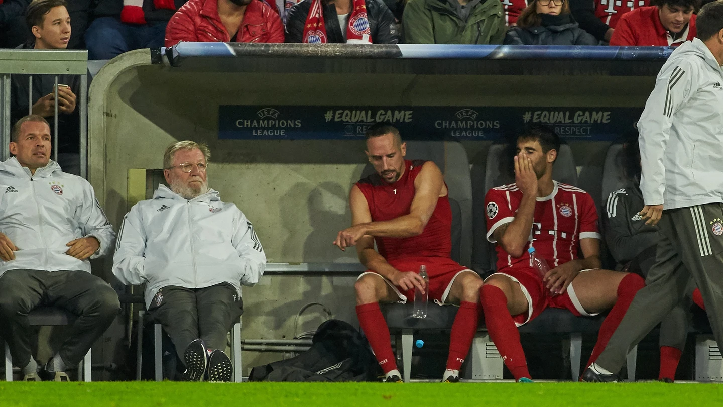 Ribéry, muy enfadado en el banquillo tras ser cambiado Ribéry, muy enfadado en el banquillo tras ser cambiado