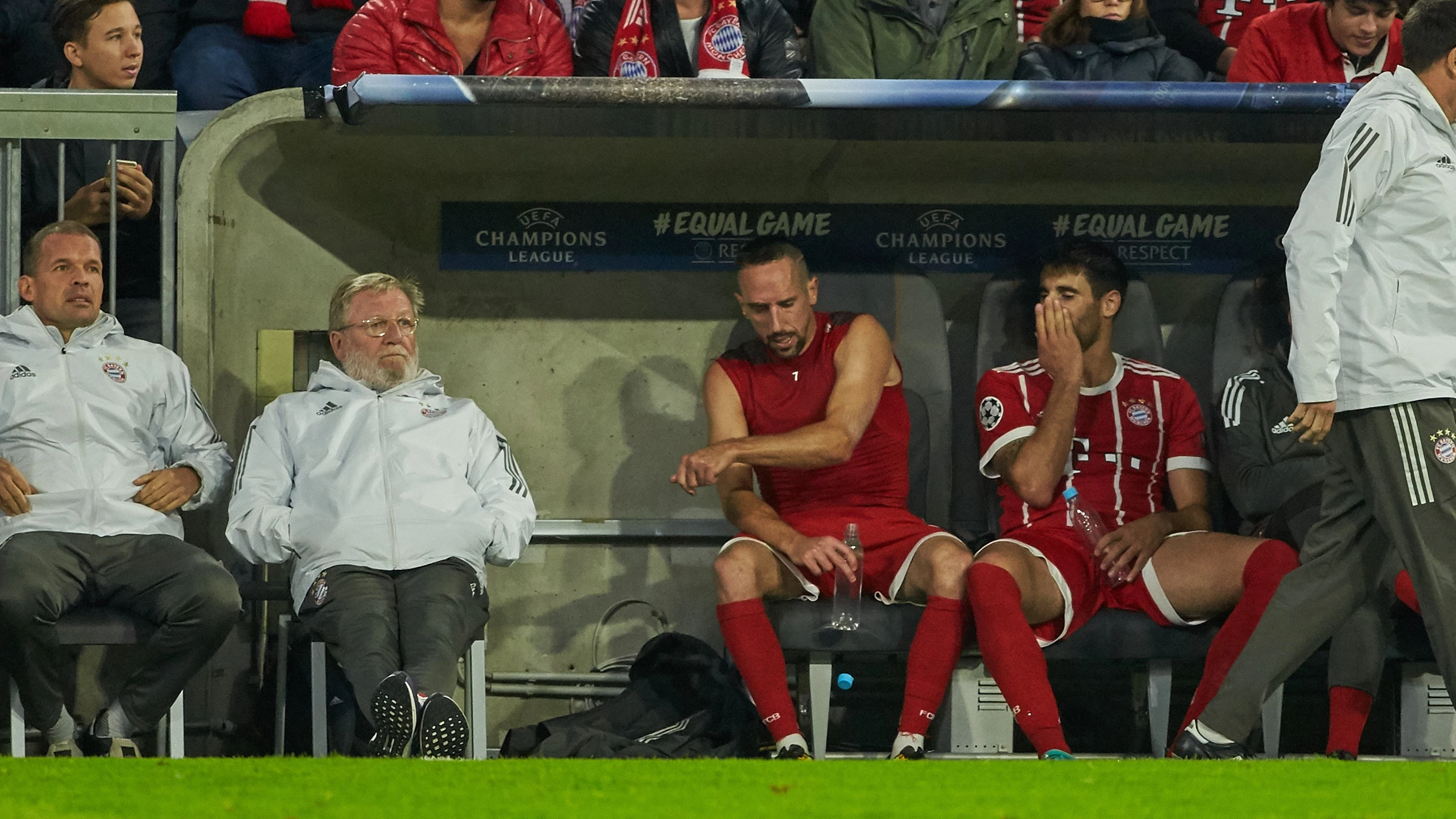 Ribéry, muy enfadado en el banquillo tras ser cambiado