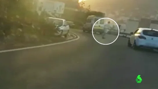 Un joven circulando entre coches con un monopatín skater
