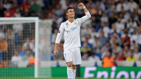 Cristiano celebra la victoria del Madrid en el Bernabéu Cristiano celebra la victoria del Madrid en el Bernabéu