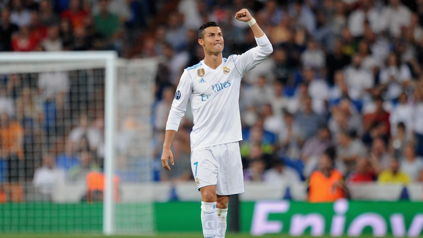 Cristiano celebra la victoria del Madrid en el Bernabéu Cristiano celebra la victoria del Madrid en el Bernabéu