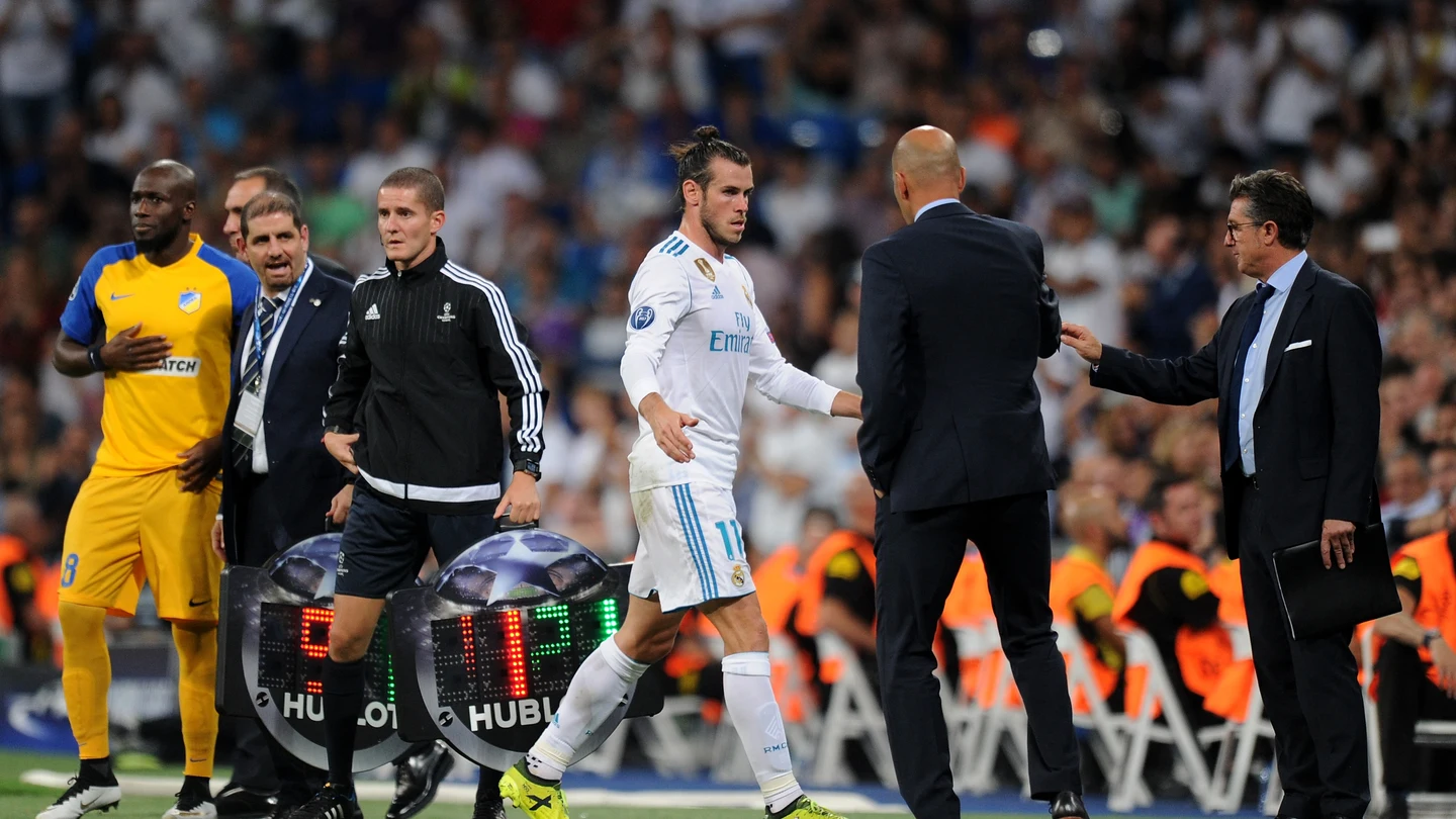 Gareth Bale se retira con gesto serio al banquillo del Bernabéu Gareth Bale se retira con gesto serio al banquillo del Bernabéu