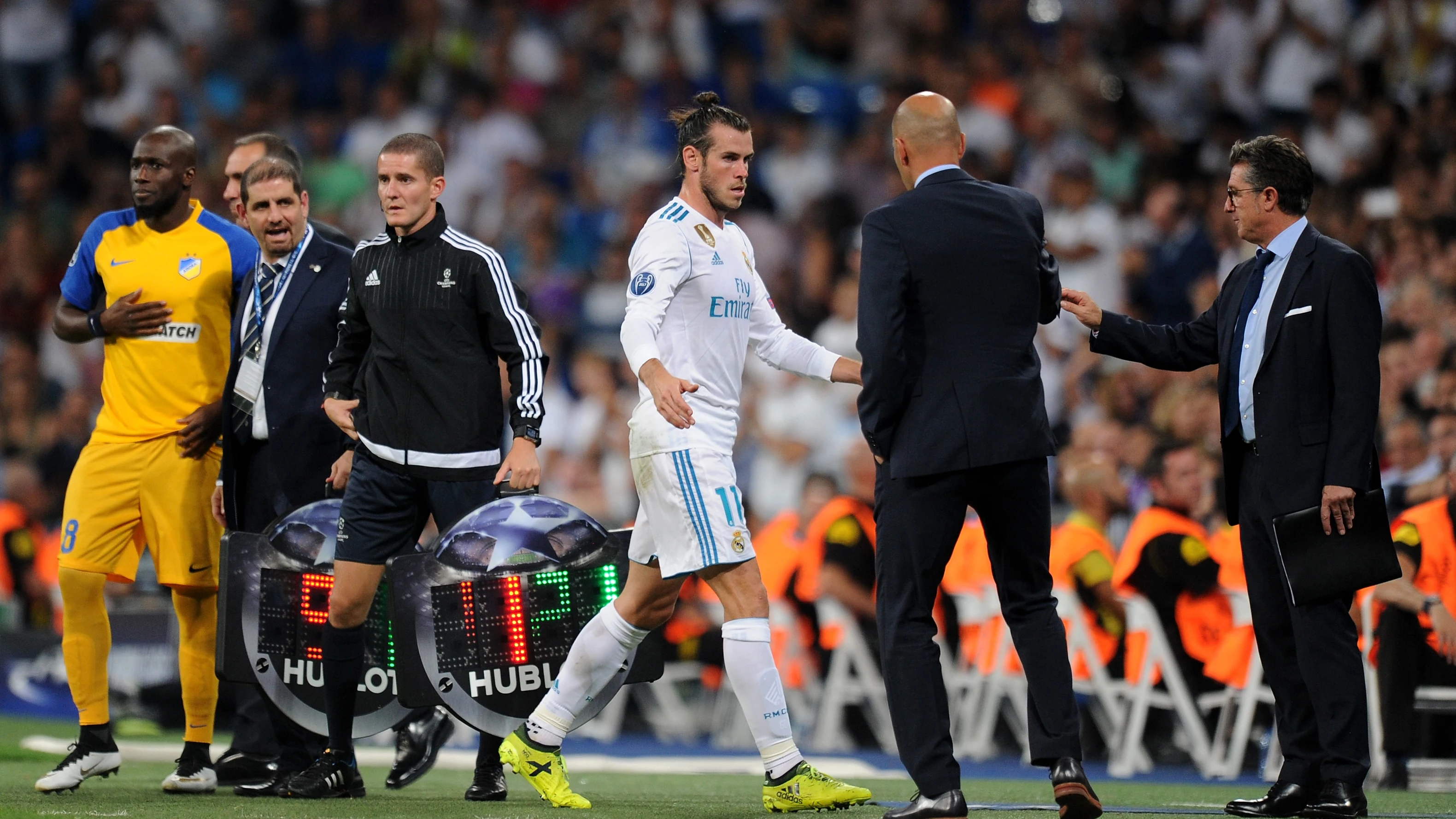 Gareth Bale se retira con gesto serio al banquillo del Bernabéu