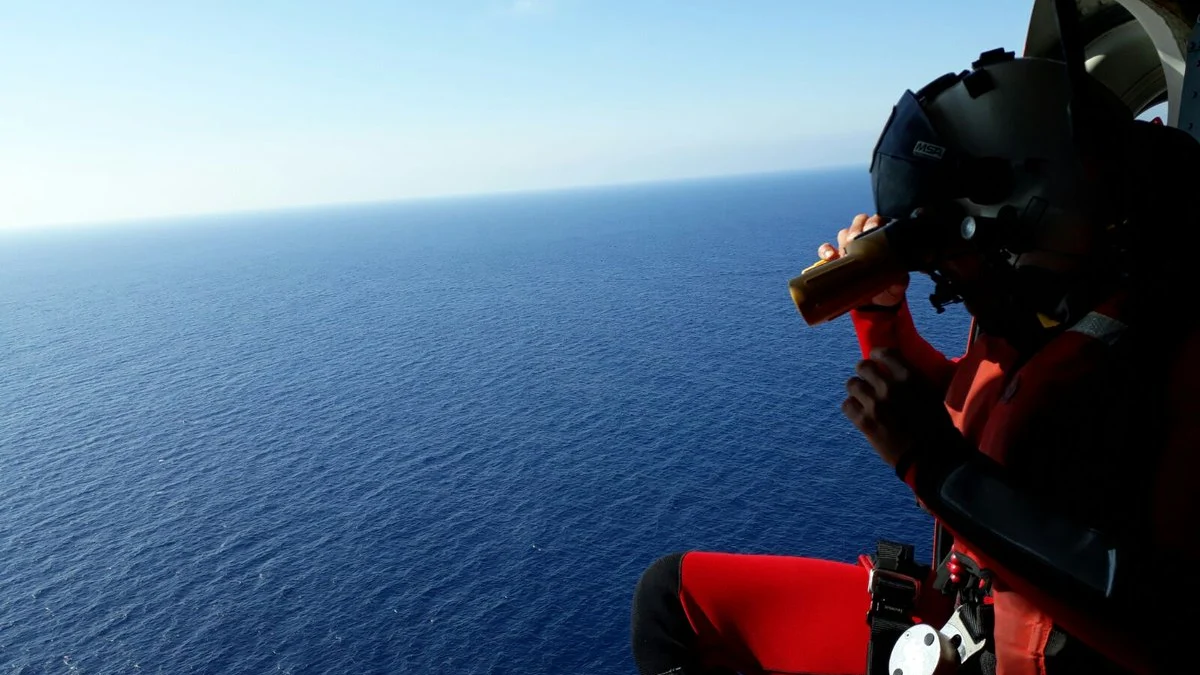 Los equipos de Salvamento Marítimo buscan a seis personas desaparecidas tras volcar una patera en el mar de Alborán